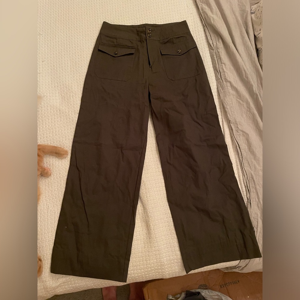 Green cropped slacks